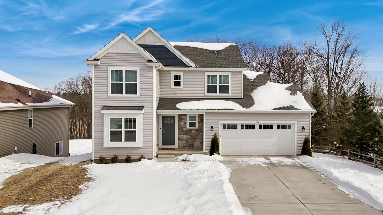 642 Yellowstone Dr, Hartford, WI 53027