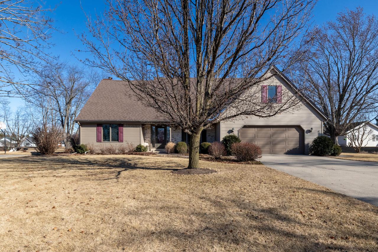 W136N6776 Claas Rd, Menomonee Falls, WI 53051