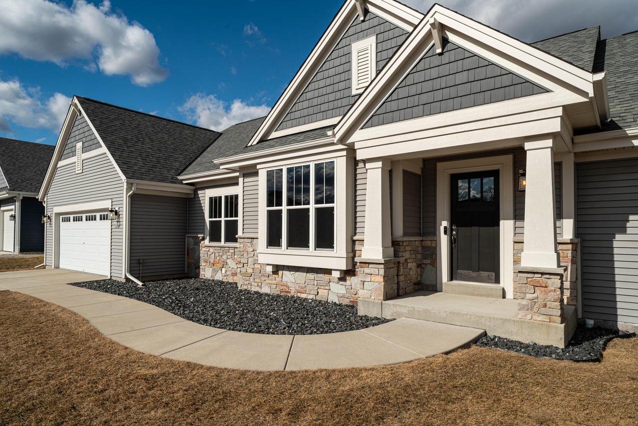 3558 Howell Oaks Dr, Waukesha, WI 53188