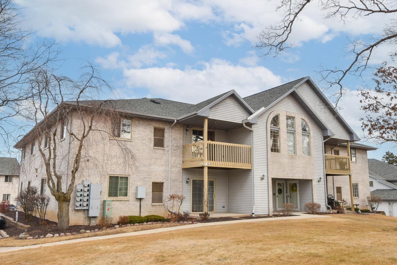 9364 W Loomis Rd #6, Franklin, WI 53132
