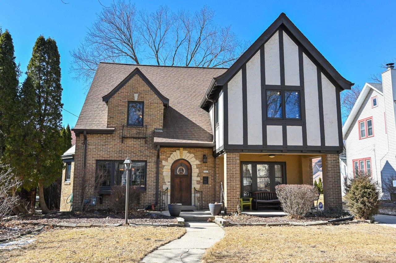 1627 N 71st St, Wauwatosa, WI 53213