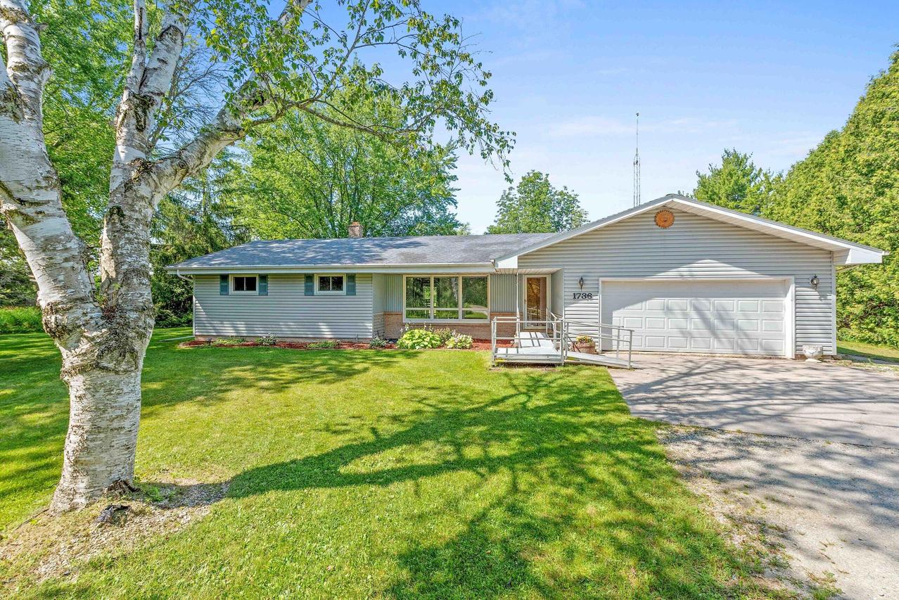 1736 Whitewater Dr, Manitowoc Rapids, WI 54220