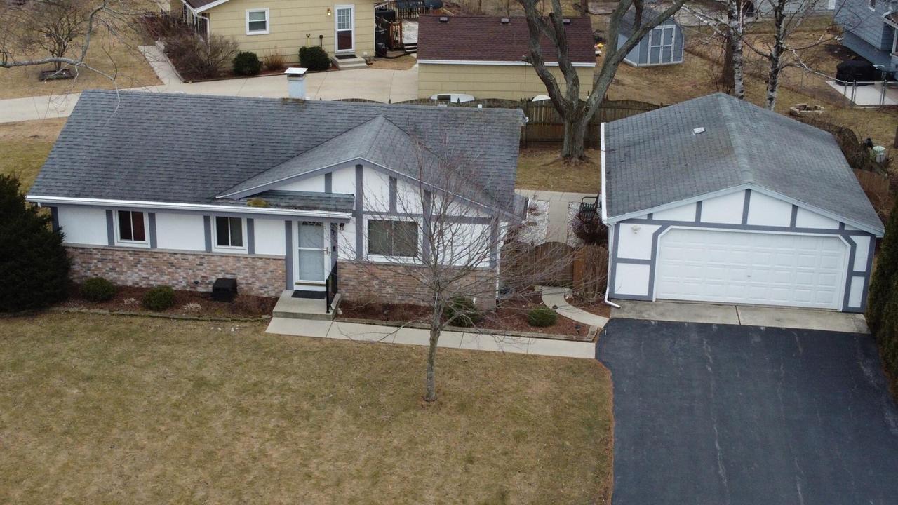 2725 Crestview Park, Caledonia, WI 53402