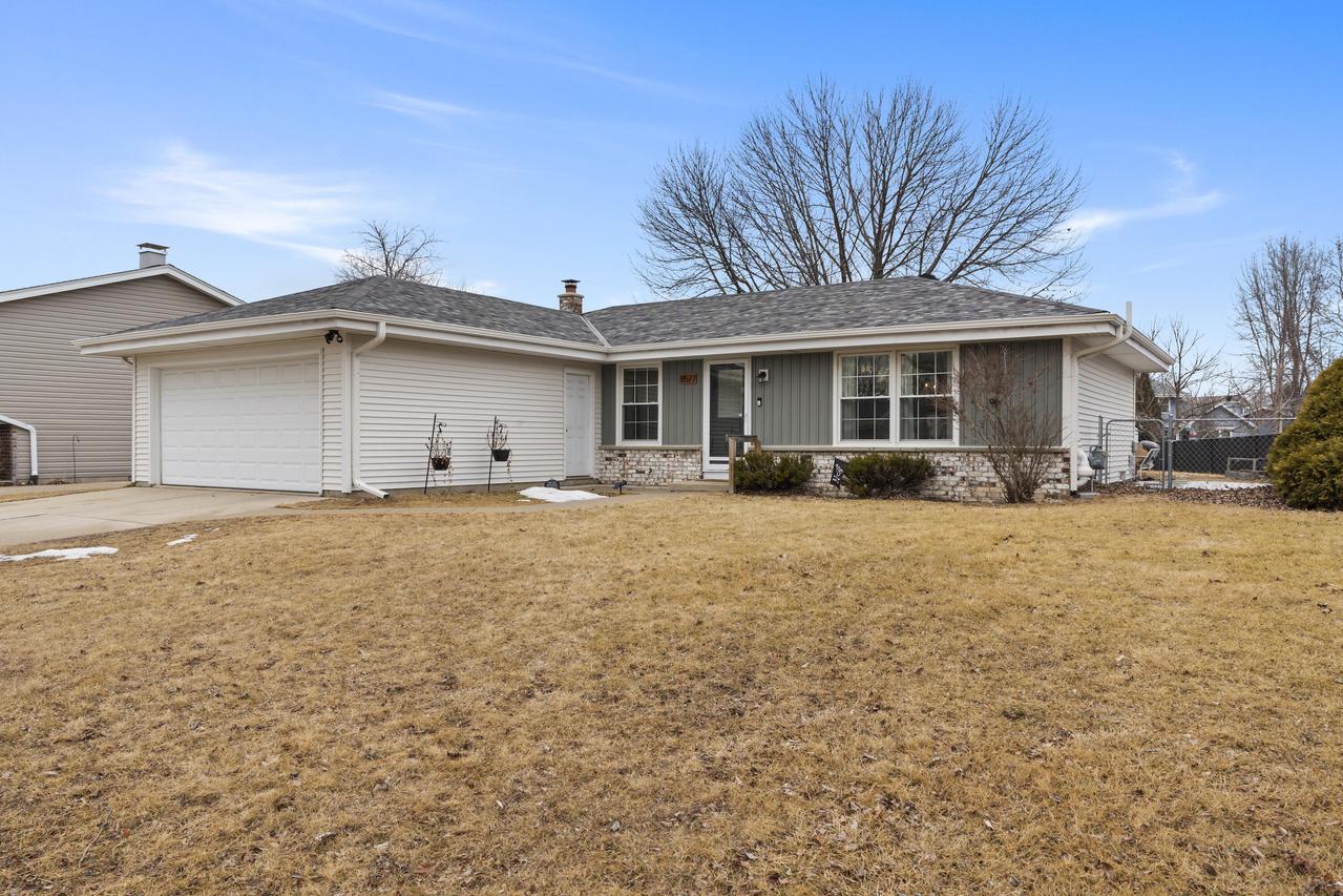 8577 S Sharon Dr, Oak Creek, WI 53154