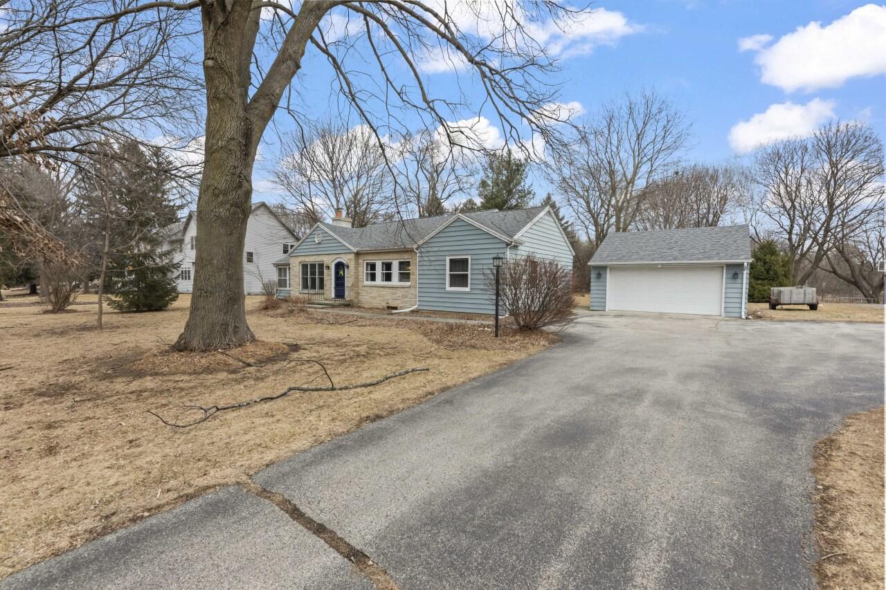 W329N4050 Lakeland Dr, Nashotah, WI 53058
