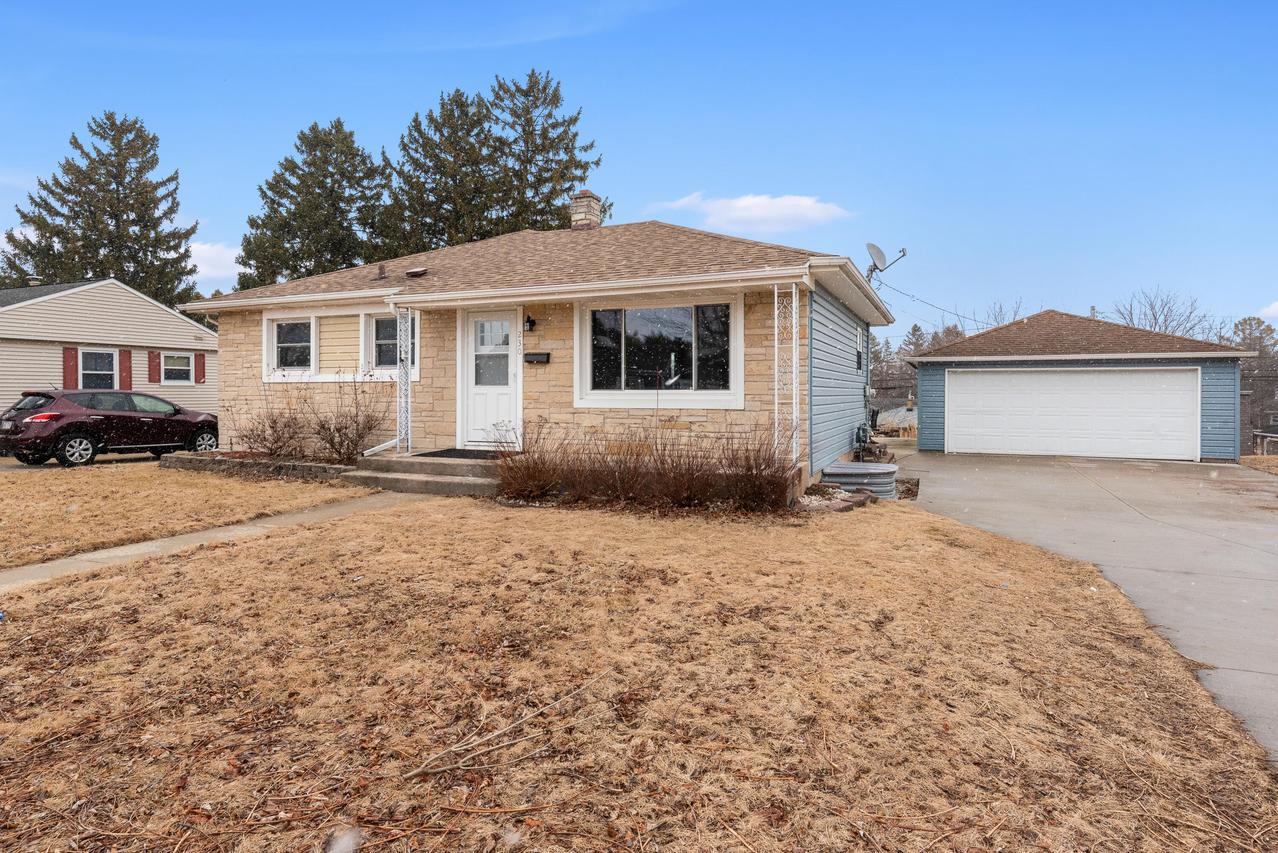 230 Summit Dr, Port Washington, WI 53074