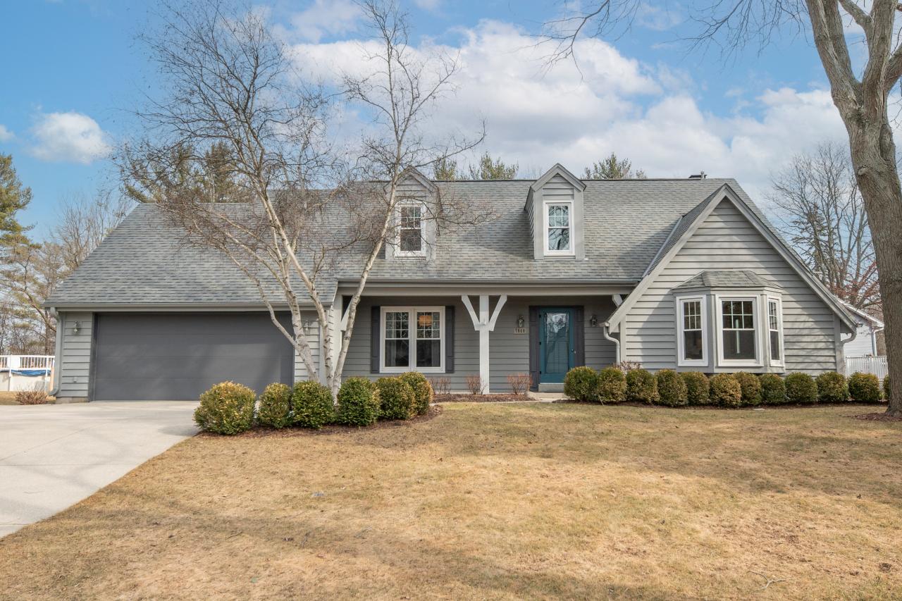 7840 S Ridgewood Dr, Franklin, WI 53132