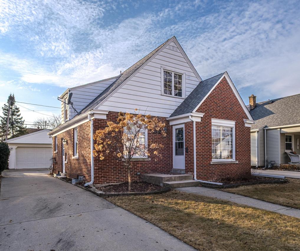 2185 S 96th St, West Allis, WI 53227