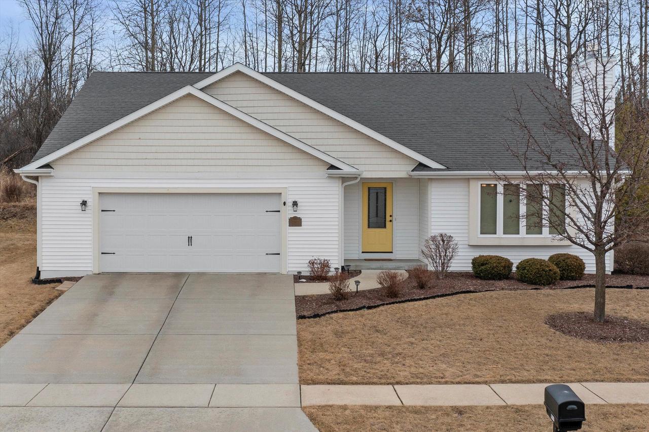 677 N Joshua Ln, Lake Geneva, WI 53147