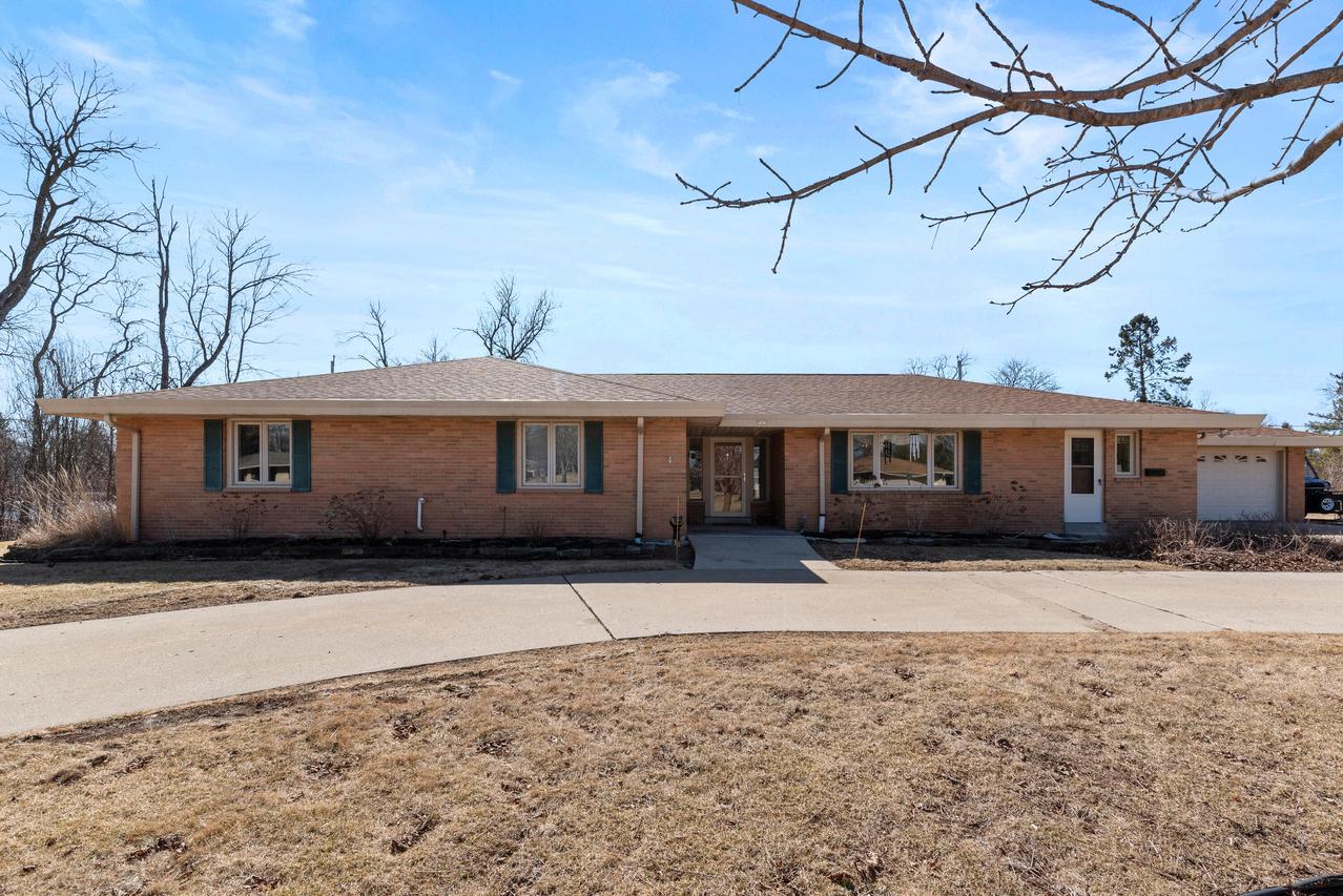 707 Riverview Dr, Thiensville, WI 53092