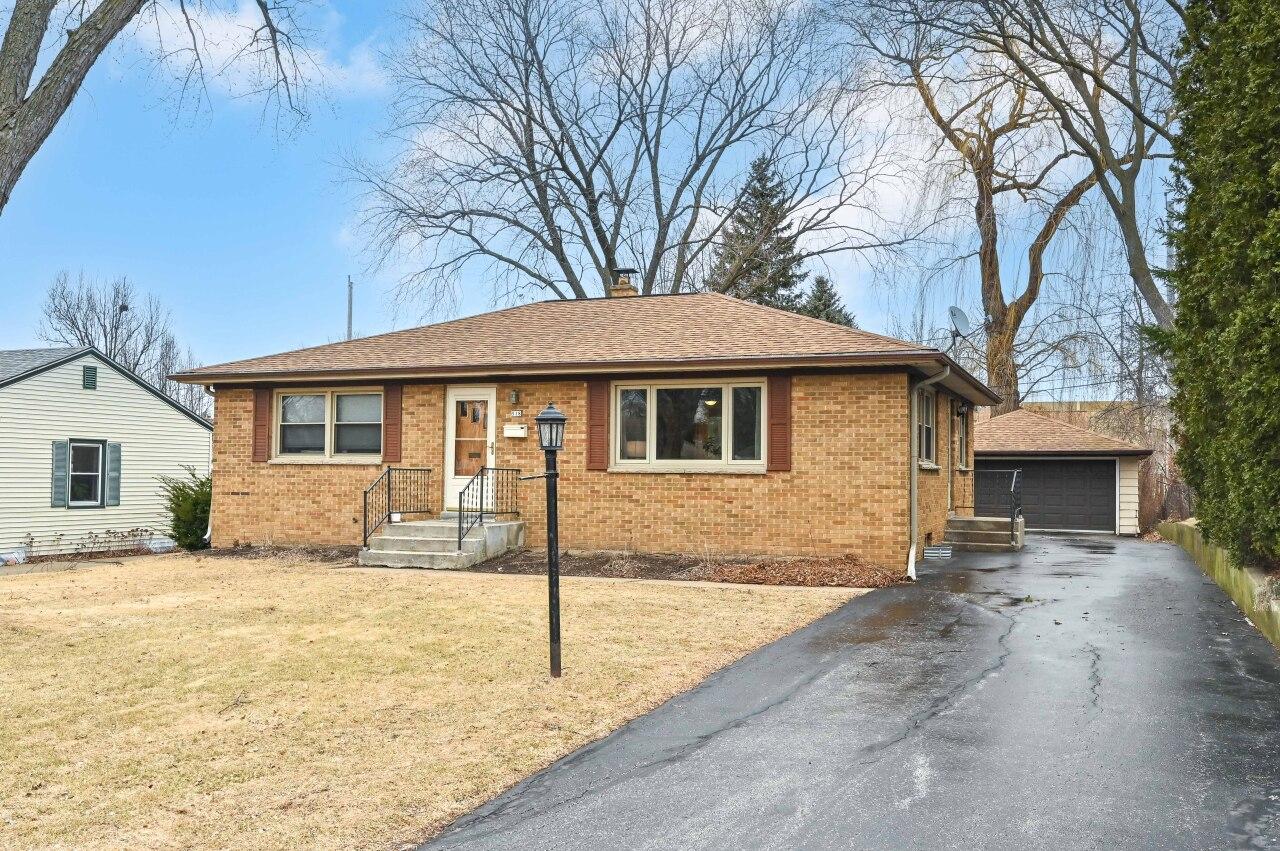 518 N 98th St, Wauwatosa, WI 53226