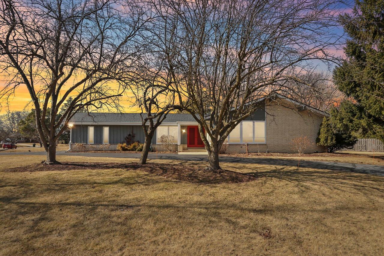 8852 N Malibu Dr, Bayside, WI 53217