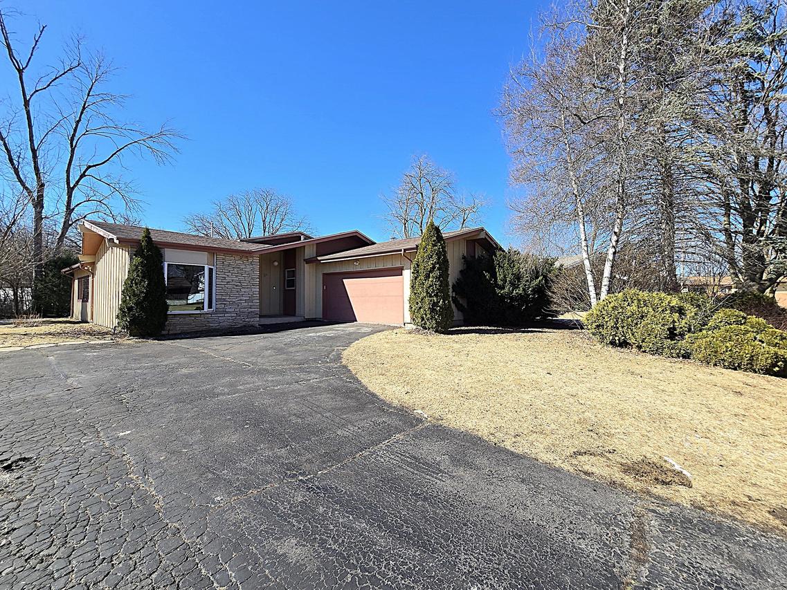 9761 W Teresa Ln, Milwaukee, WI 53224