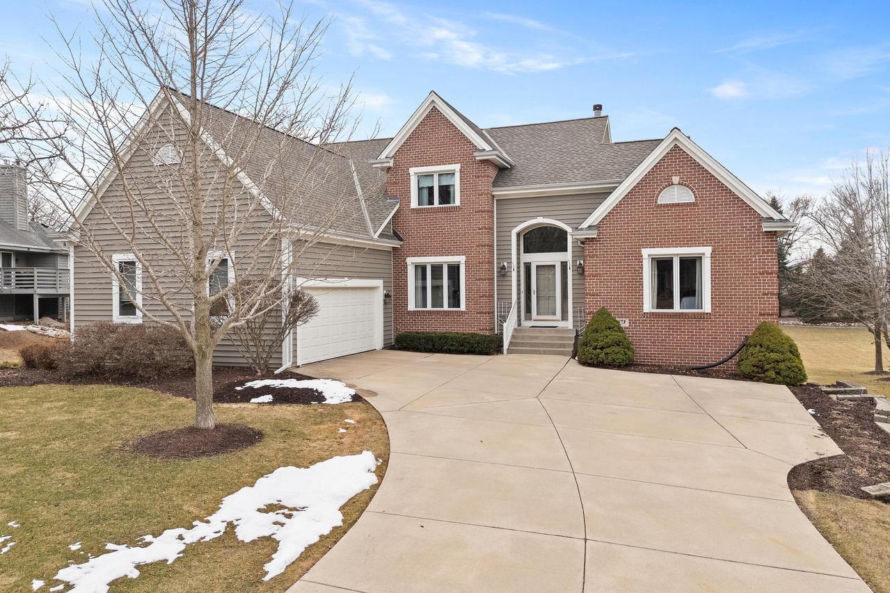 7673 S Mission Woods Ct, Franklin, WI 53132