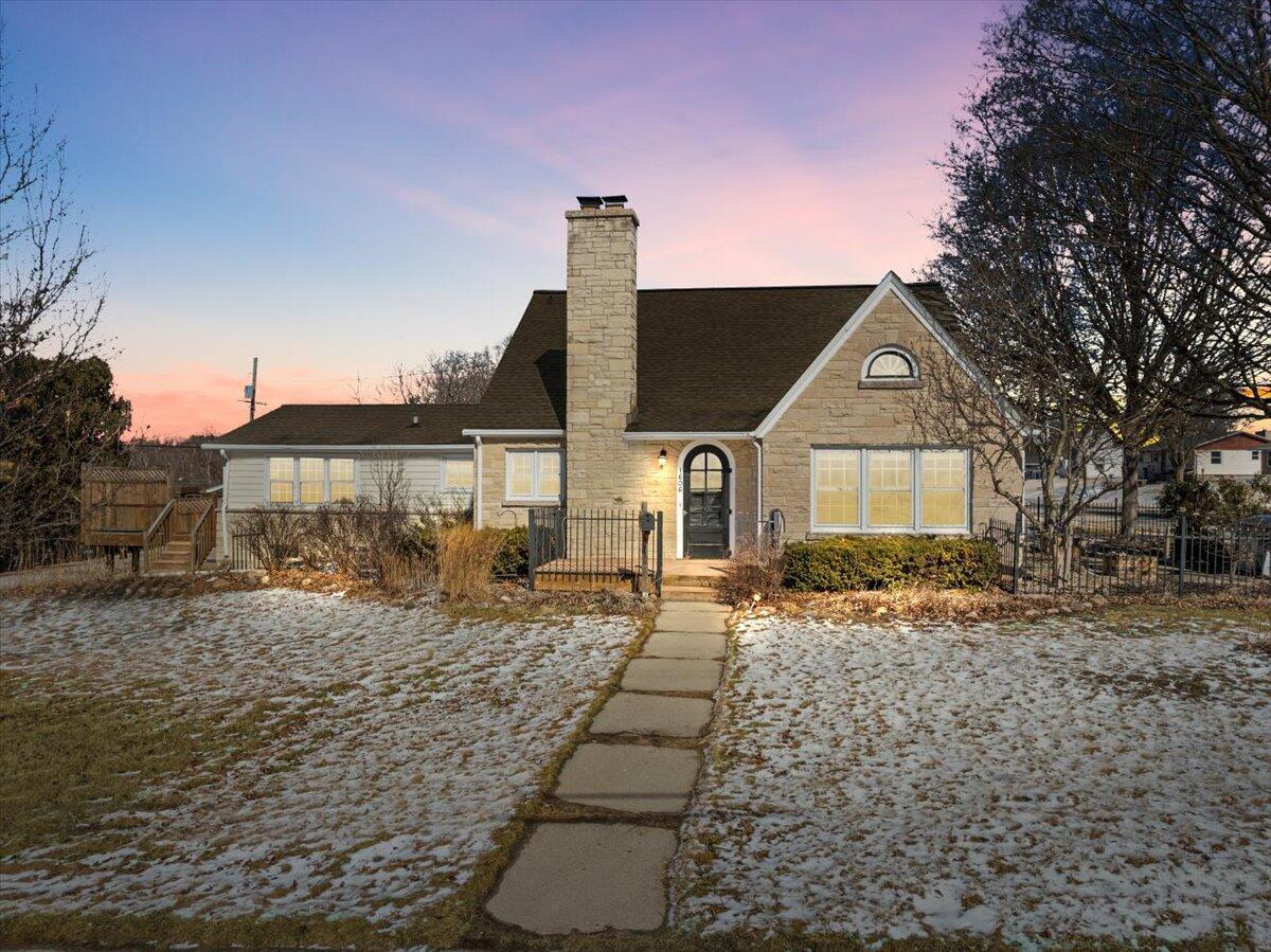 1606 Chestnut St, West Bend, WI 53095