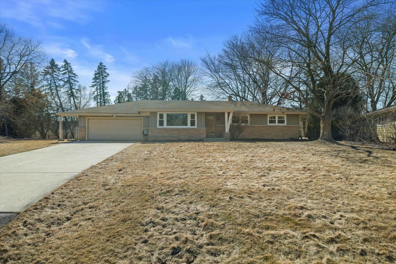 8877 N Malibu Dr, Bayside, WI 53217
