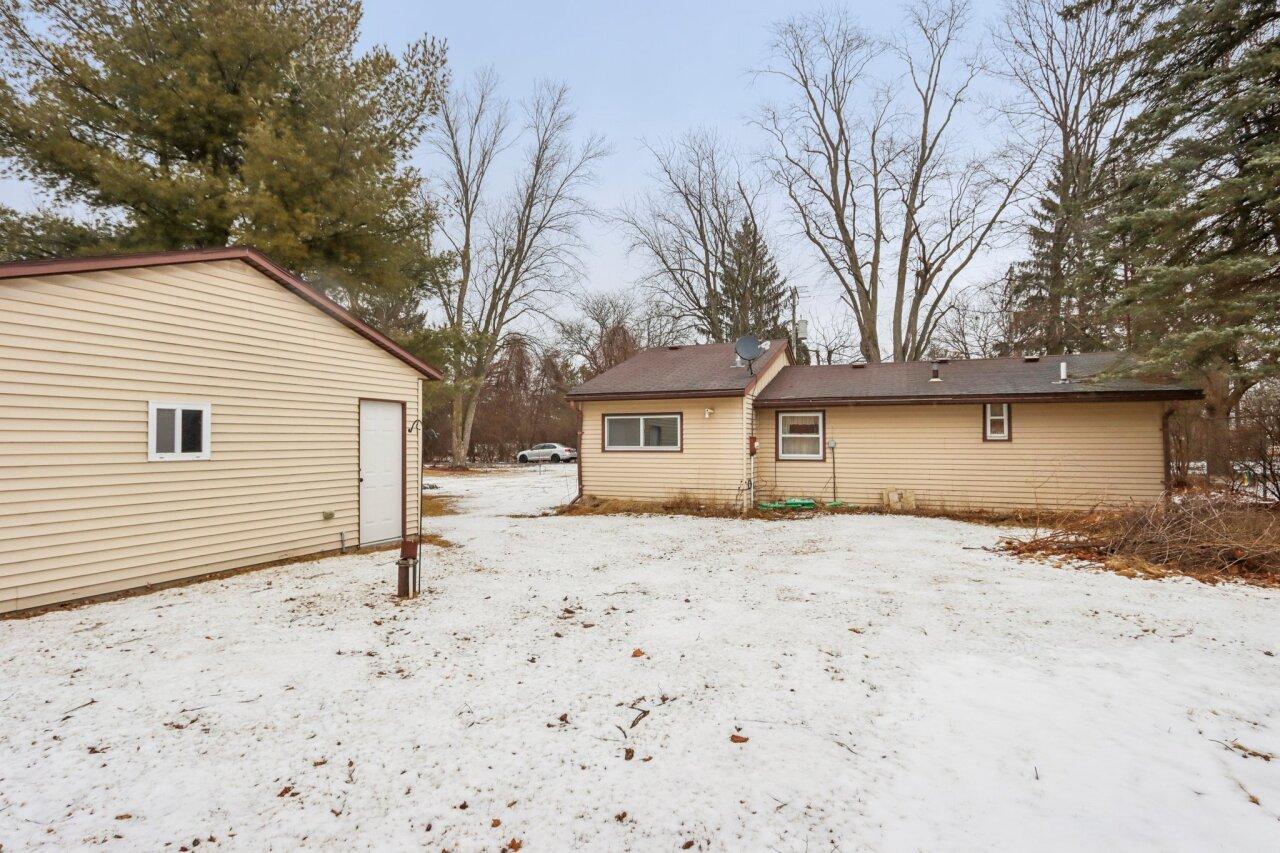 W5211 Tippecanoe Trl, Sugar Creek, WI 53121