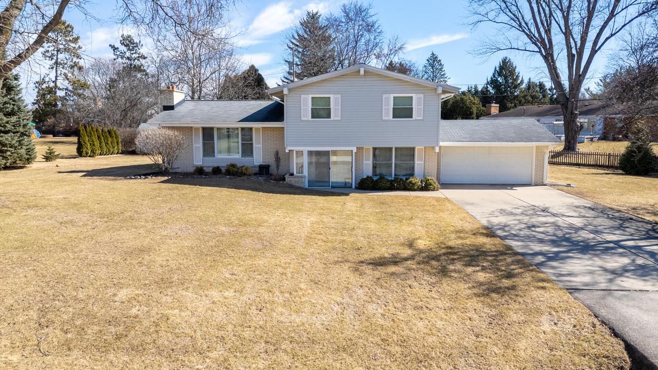 480 Victoria Ln, Brookfield, WI 53045