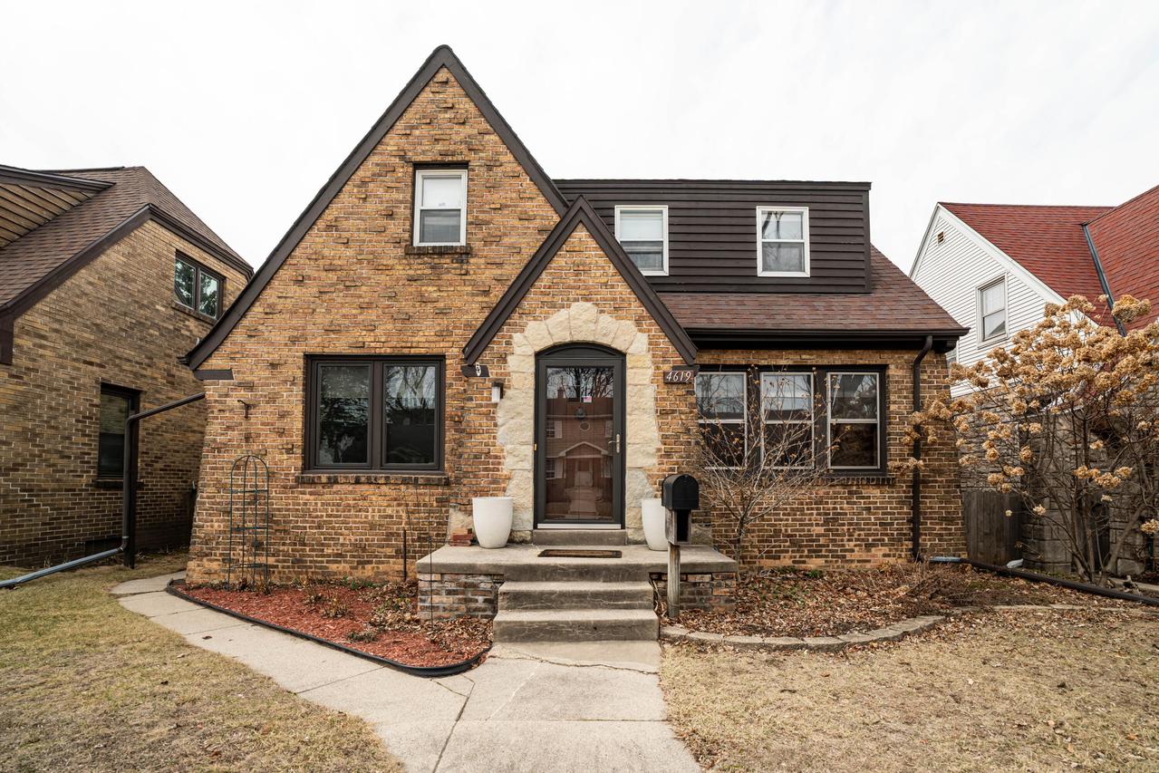 4619 N Ironwood Ln, Glendale, WI 53209