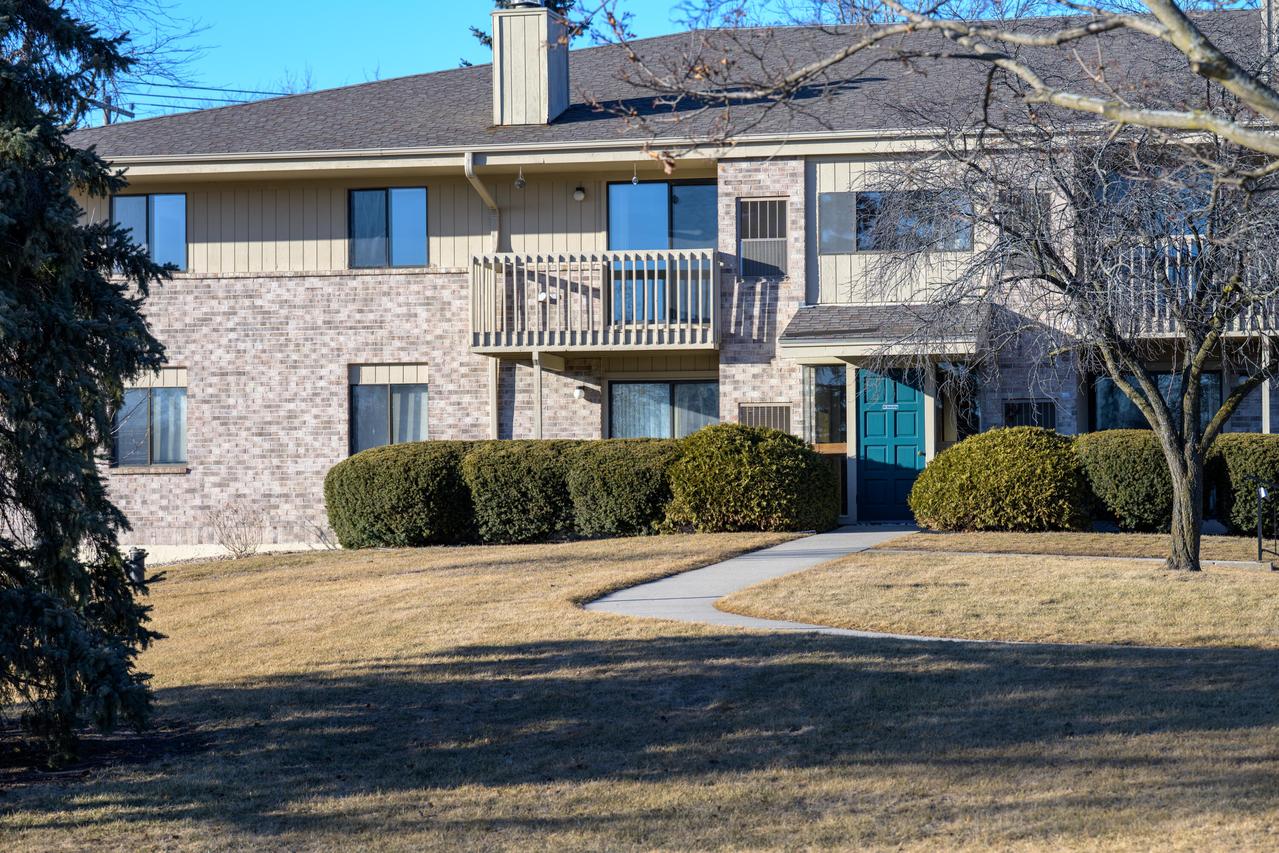 112 E Freistadt Rd #E, Thiensville, WI 53092