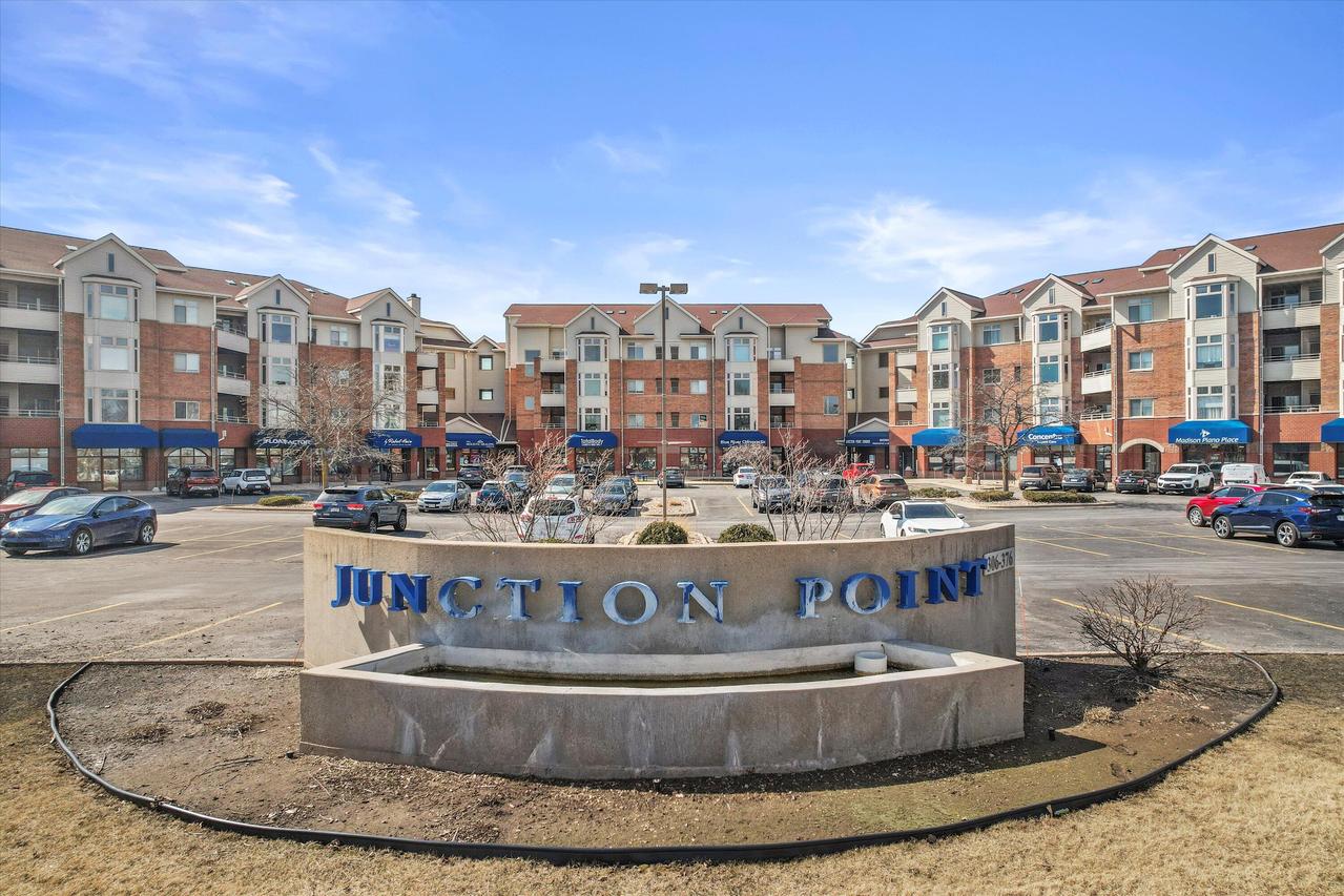 301 Harbour Town Dr #206, Madison, WI 53717