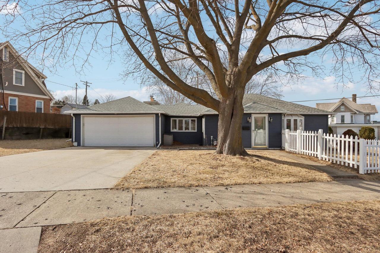 210 Prospect Ave, Pewaukee, WI 53072