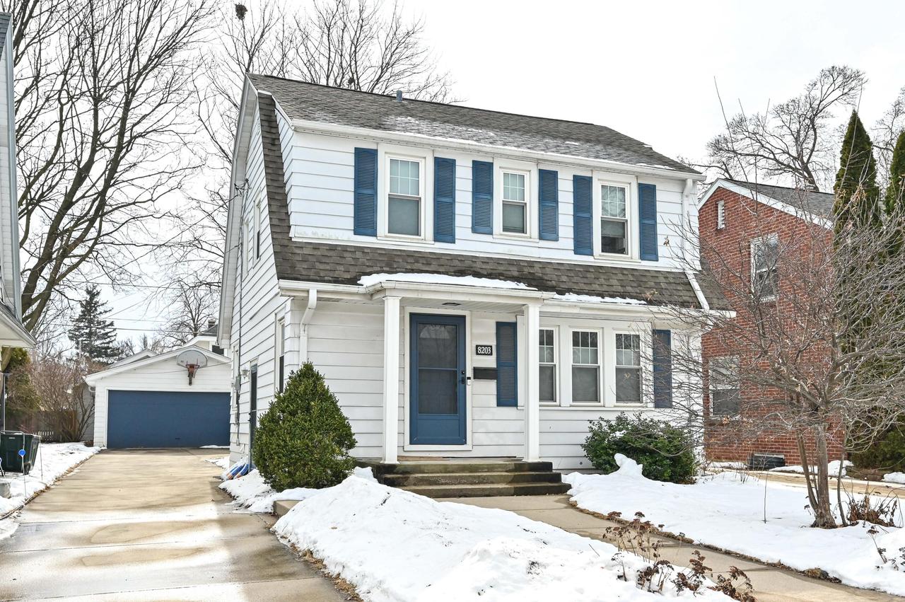 8203 Gridley Ave, Wauwatosa, WI 53213
