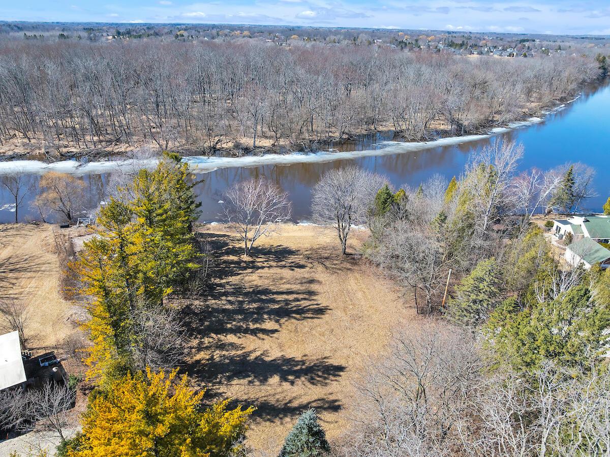 12345 N East Shoreland Dr, Mequon, WI 53092
