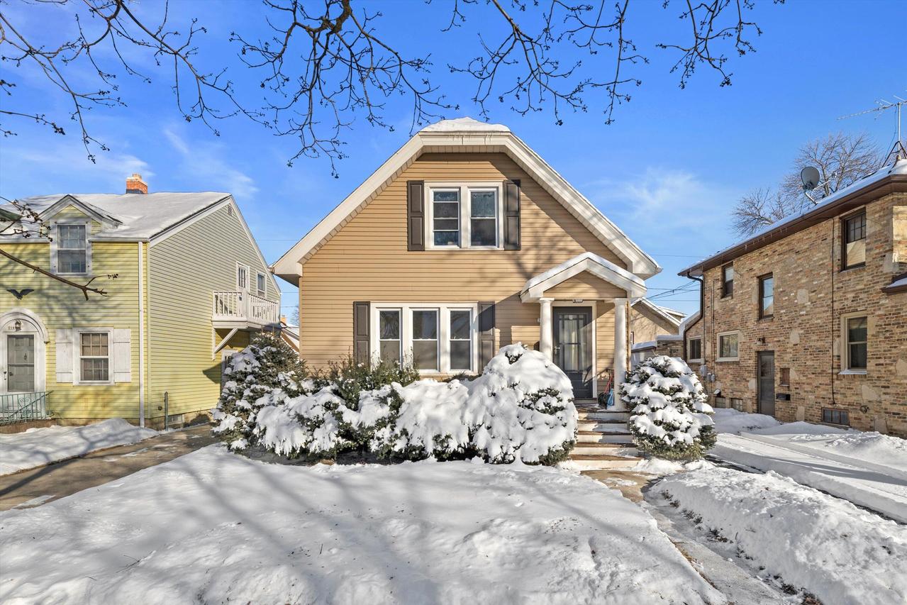 306 N 71st St, Wauwatosa, WI 53213
