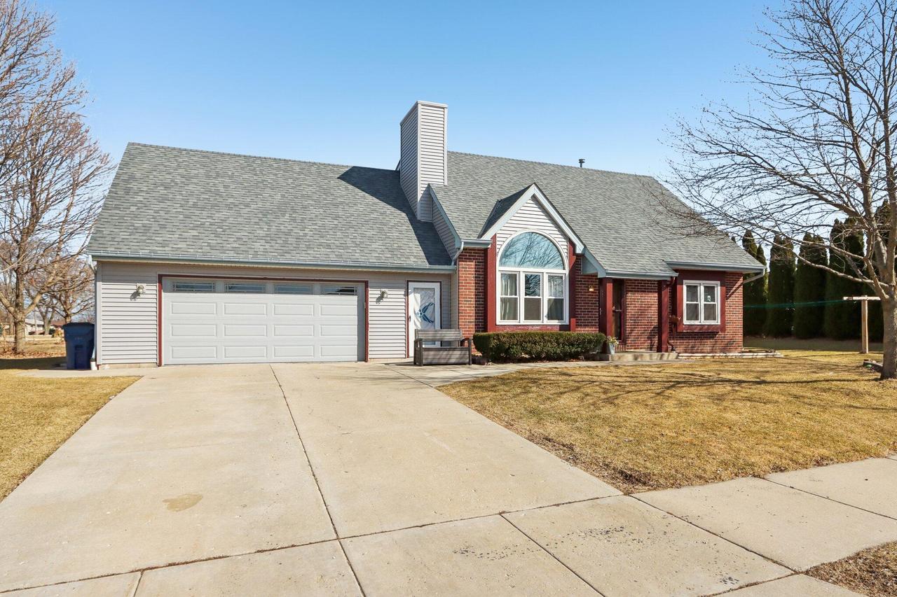 8300 S Parkridge Dr, Oak Creek, WI 53154