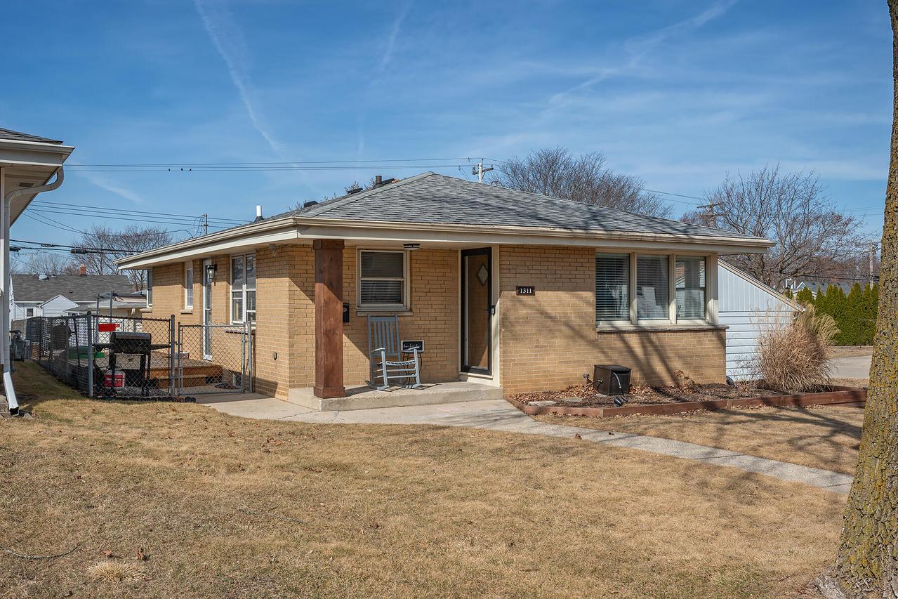 1311 S 101st St, West Allis, WI 53214