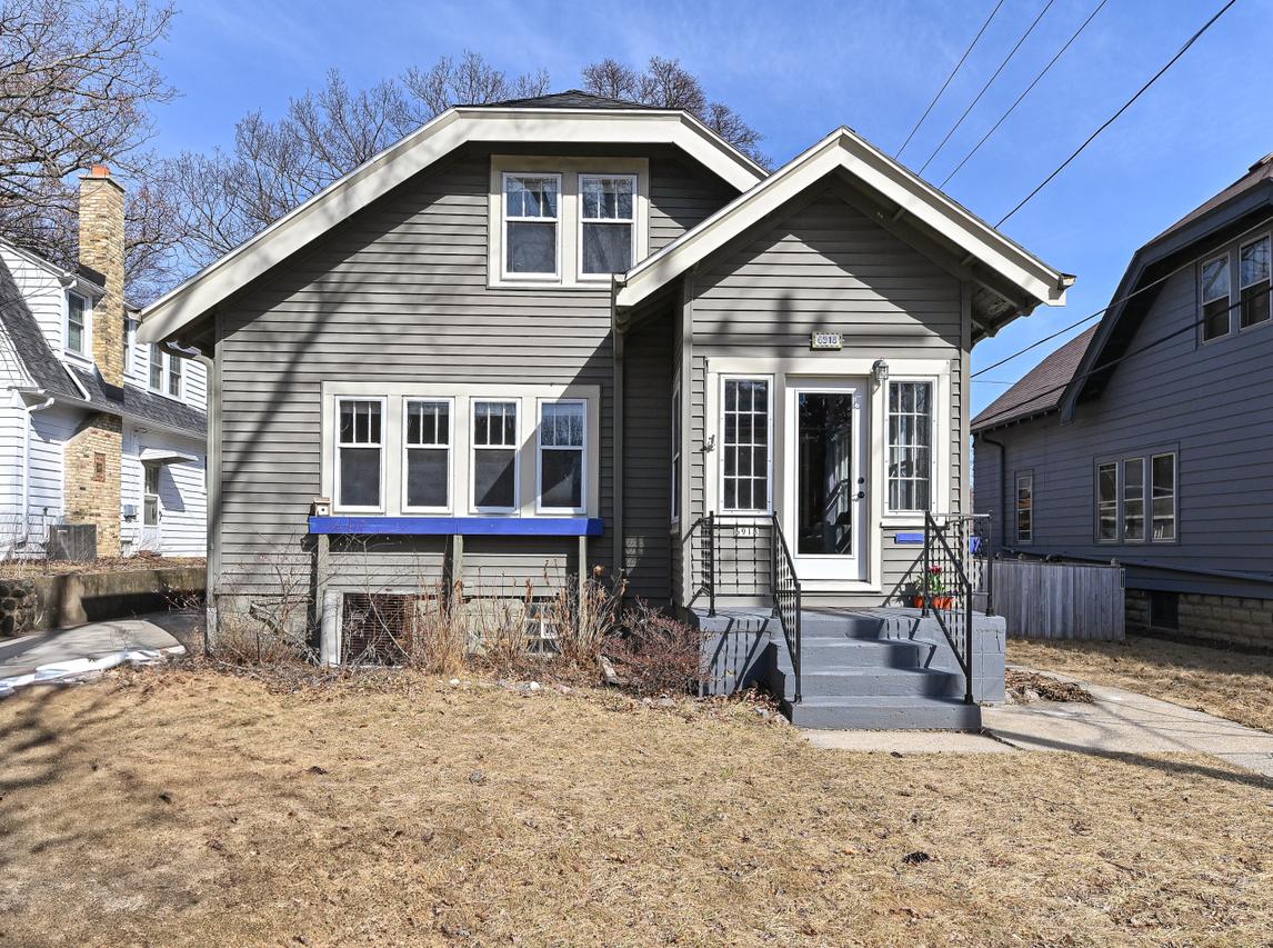 6918 W Lloyd St, Wauwatosa, WI 53213