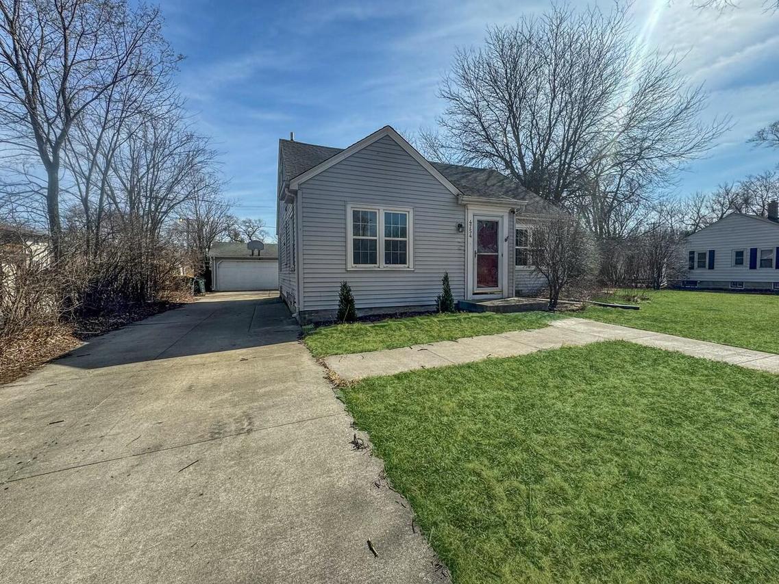 4754 N 106th St, Wauwatosa, WI 53225