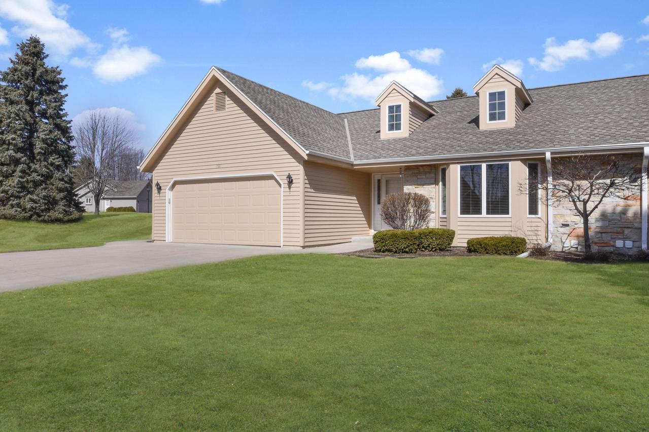 1521 Ridgewood Dr, West Bend, WI 53095