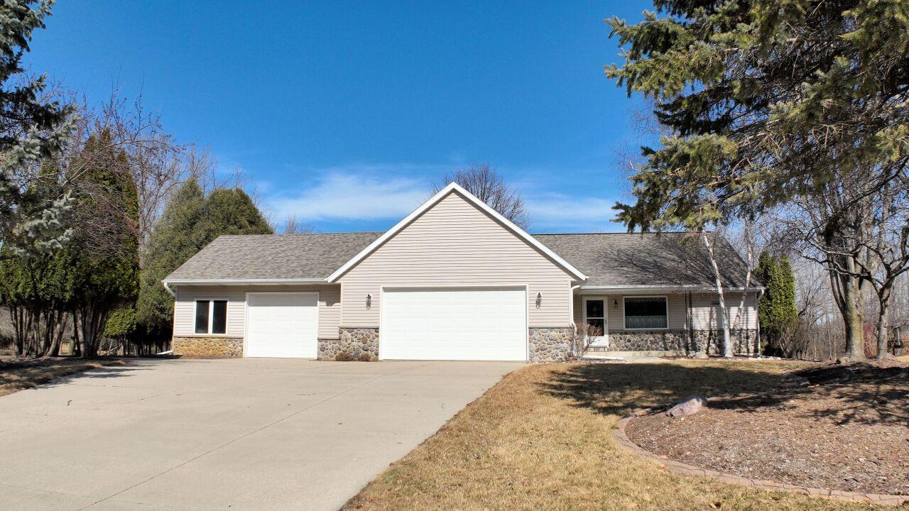 3943 Wildlife Ct, Hartford, WI 53086