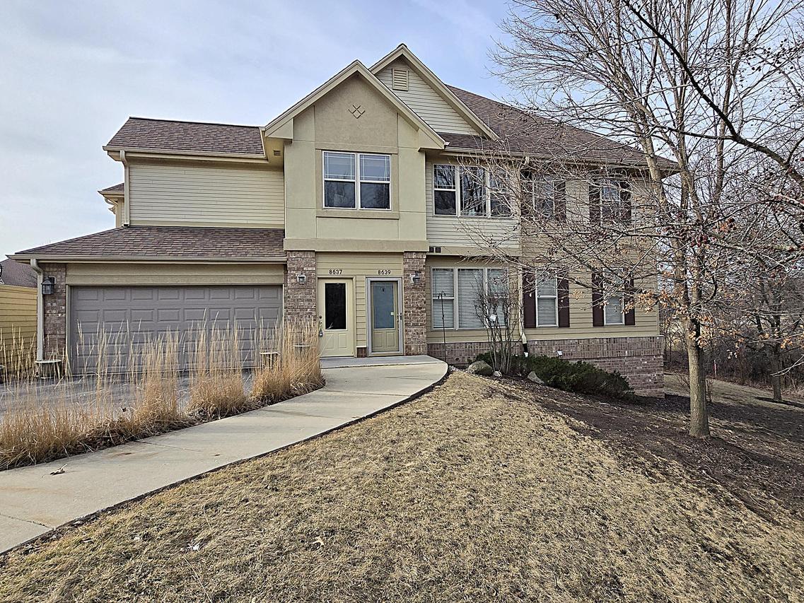 8637 S Deerwood Ln, Franklin, WI 53132