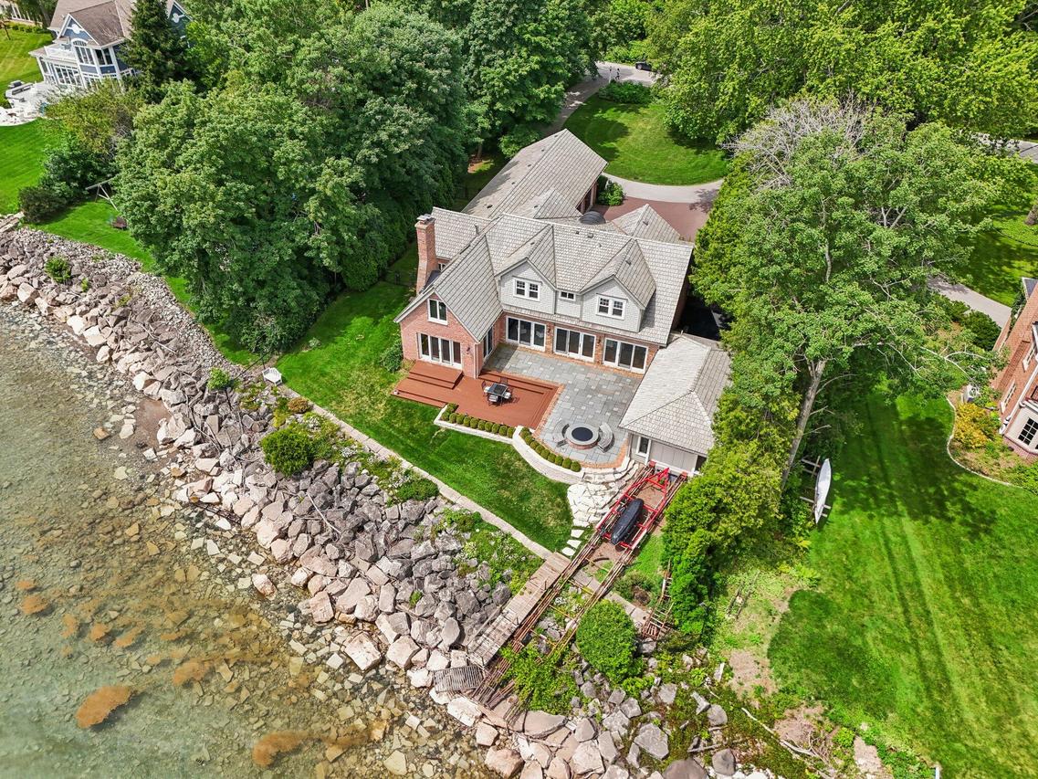 7152 N Beach Dr, Fox Point, WI 53217