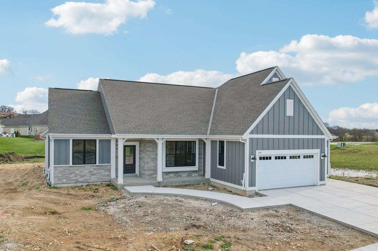 1707 White Deer Trl, Waukesha, WI 53189