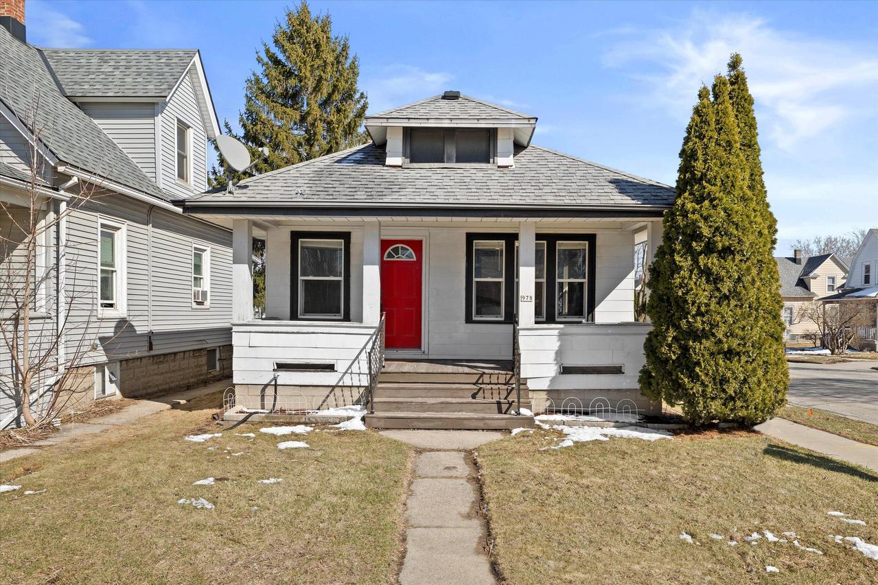 978 S 60th St, West Allis, WI 53214
