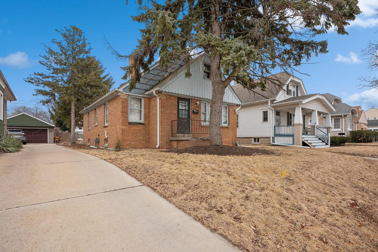2152 S 97th St, West Allis, WI 53227