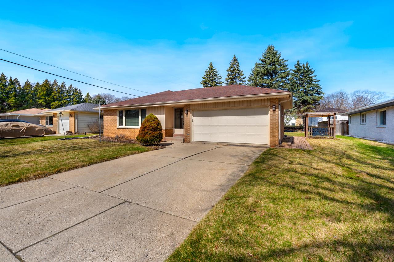 8104 W Dreyer Pl, West Allis, WI 53219
