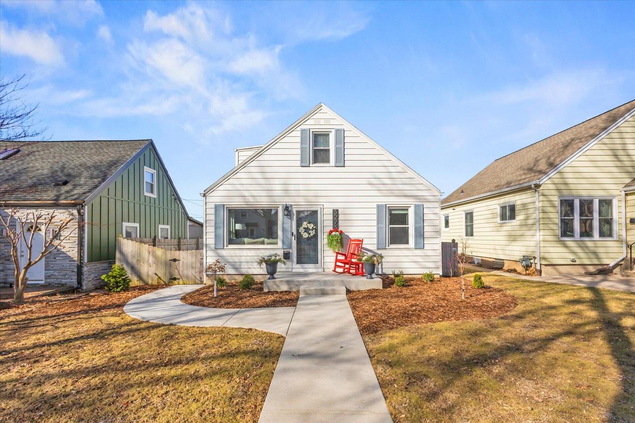3273 S Dayfield Ave, Milwaukee, WI 53207