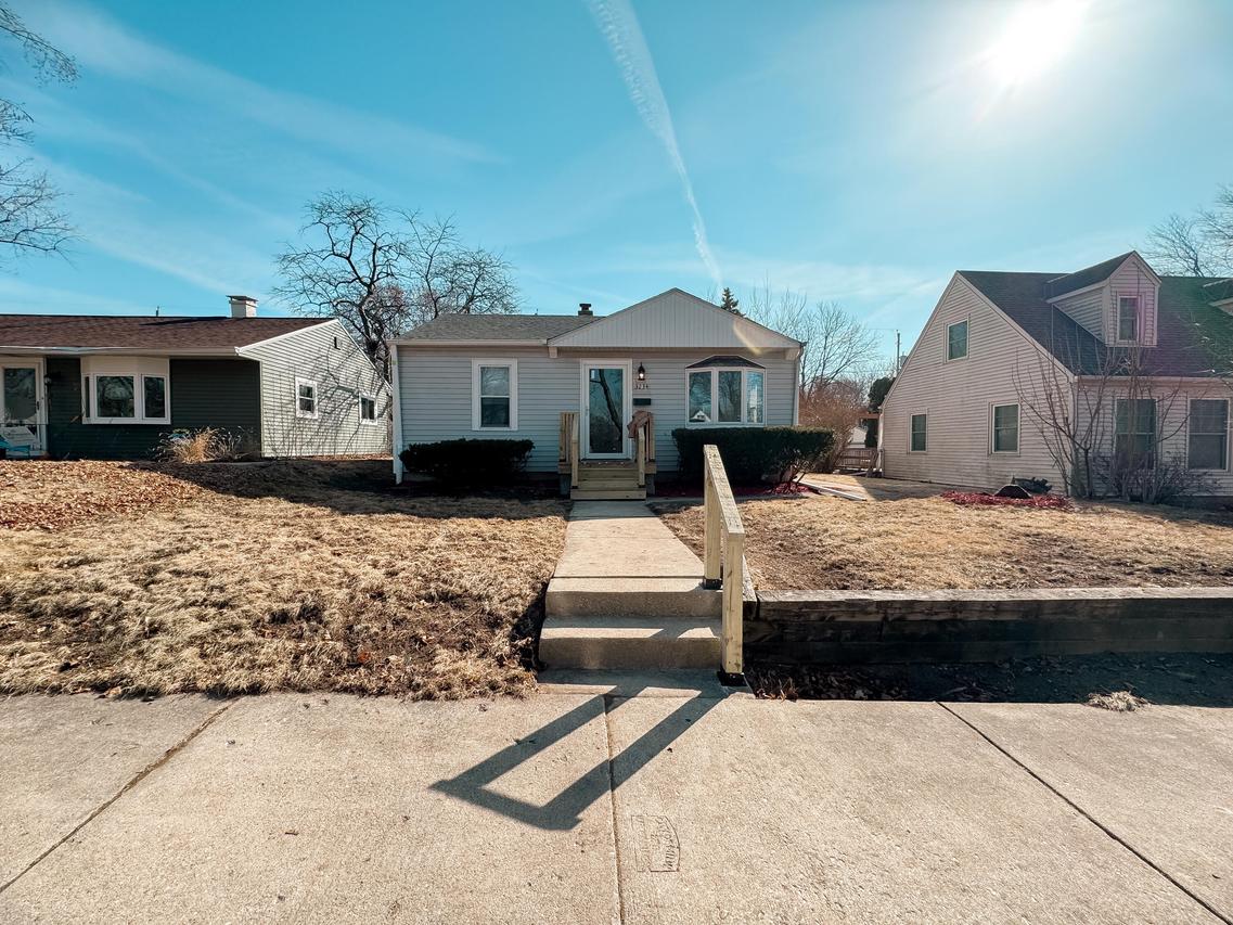 3234 N 82nd St, Milwaukee, WI 53222