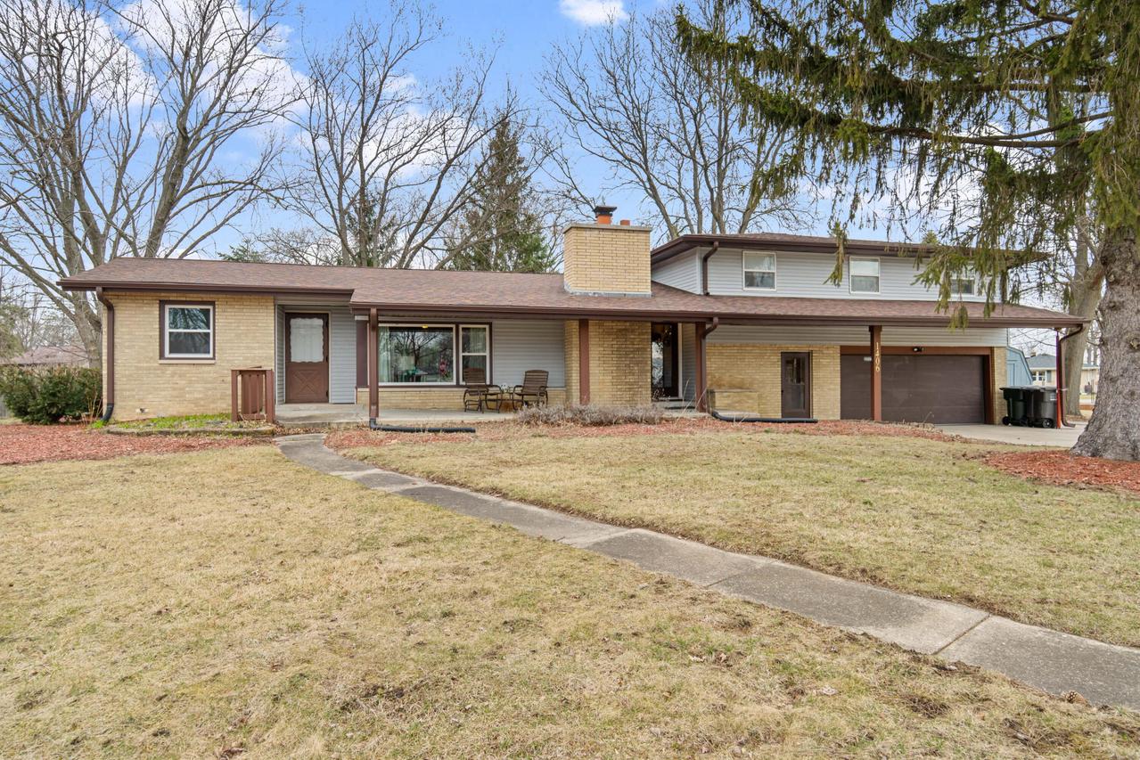 1406 Lincolnwood Dr, Union Grove, WI 53182