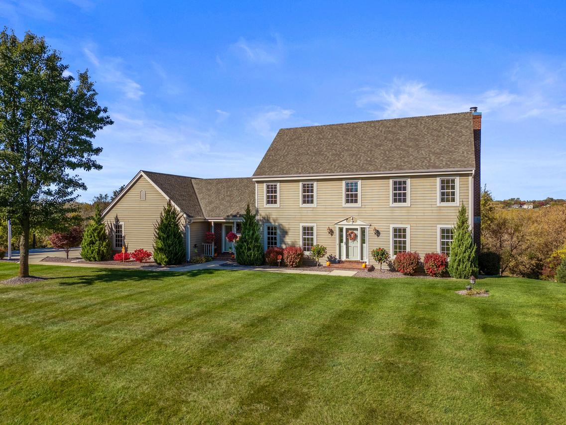 1943 Field Cliffe Dr, Richfield, WI 53076