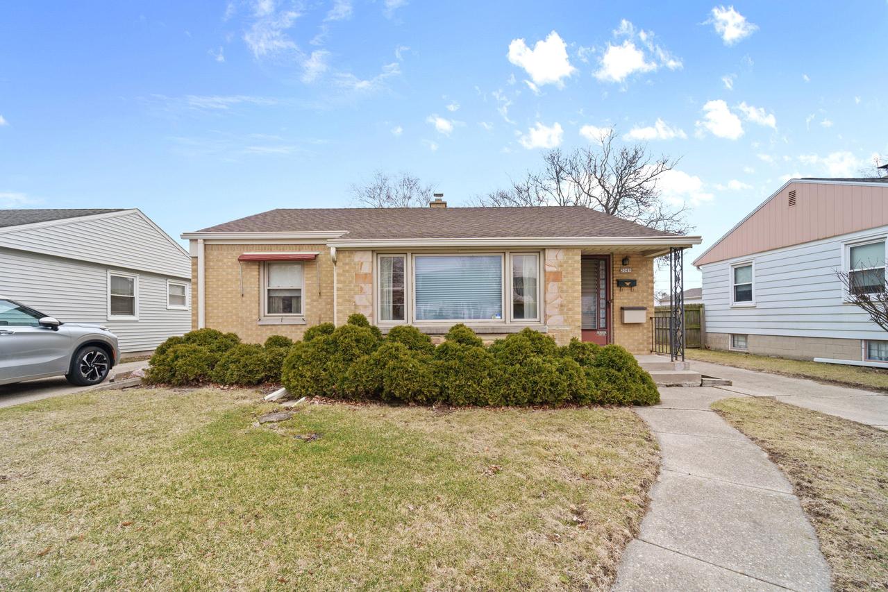 2040 S 87th St, West Allis, WI 53227
