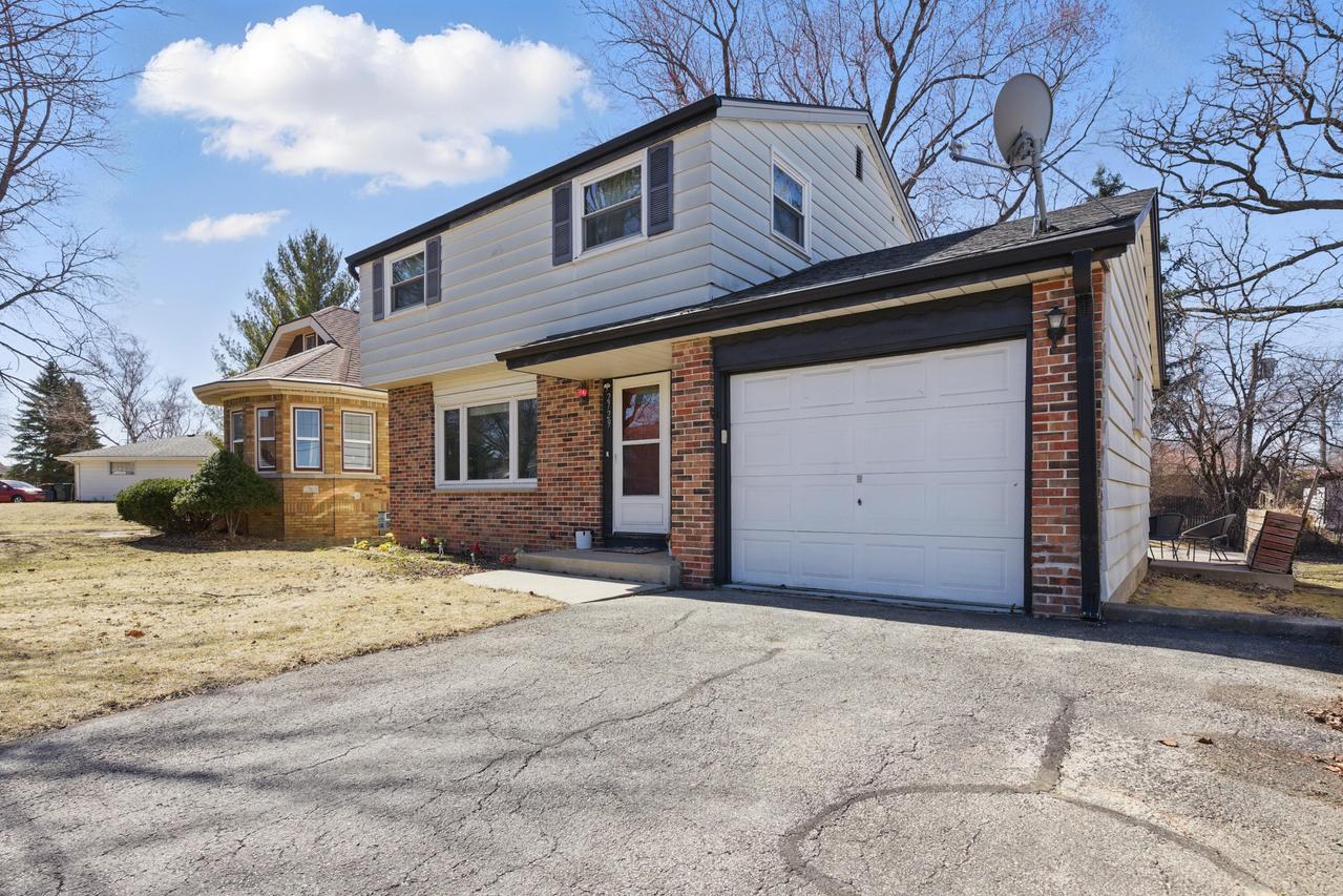 2729 S 109th St, West Allis, WI 53227