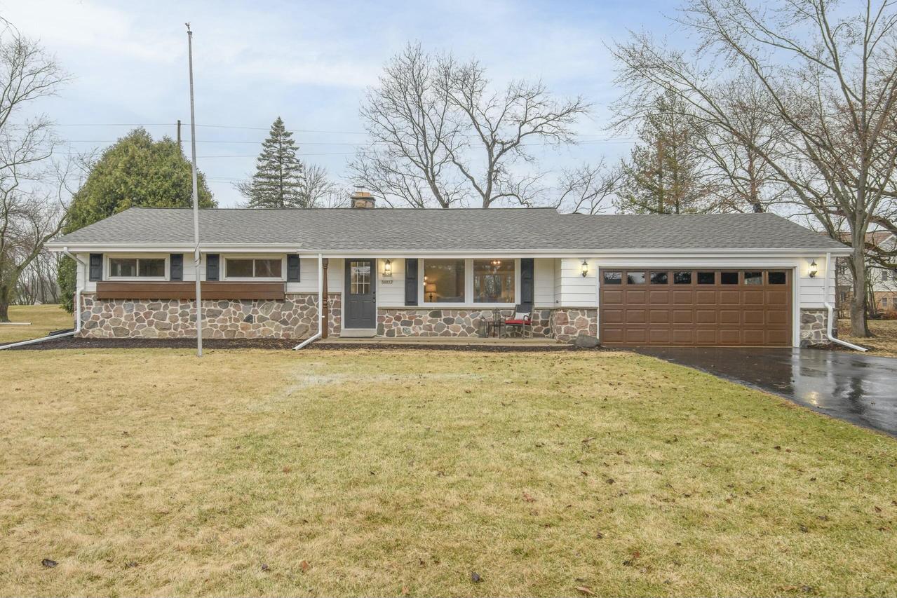 W139S6893 Sherwood Cir, Muskego, WI 53150