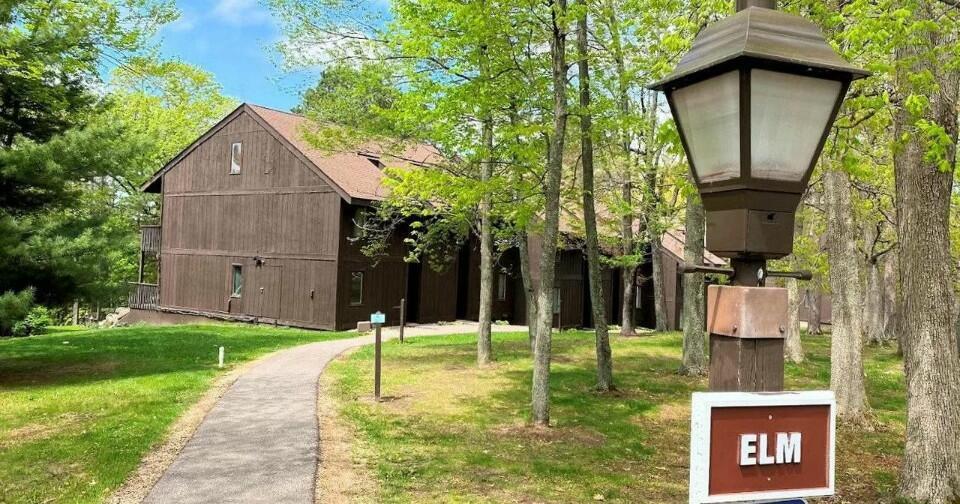 6 Elm Trl, Springville, WI 53965