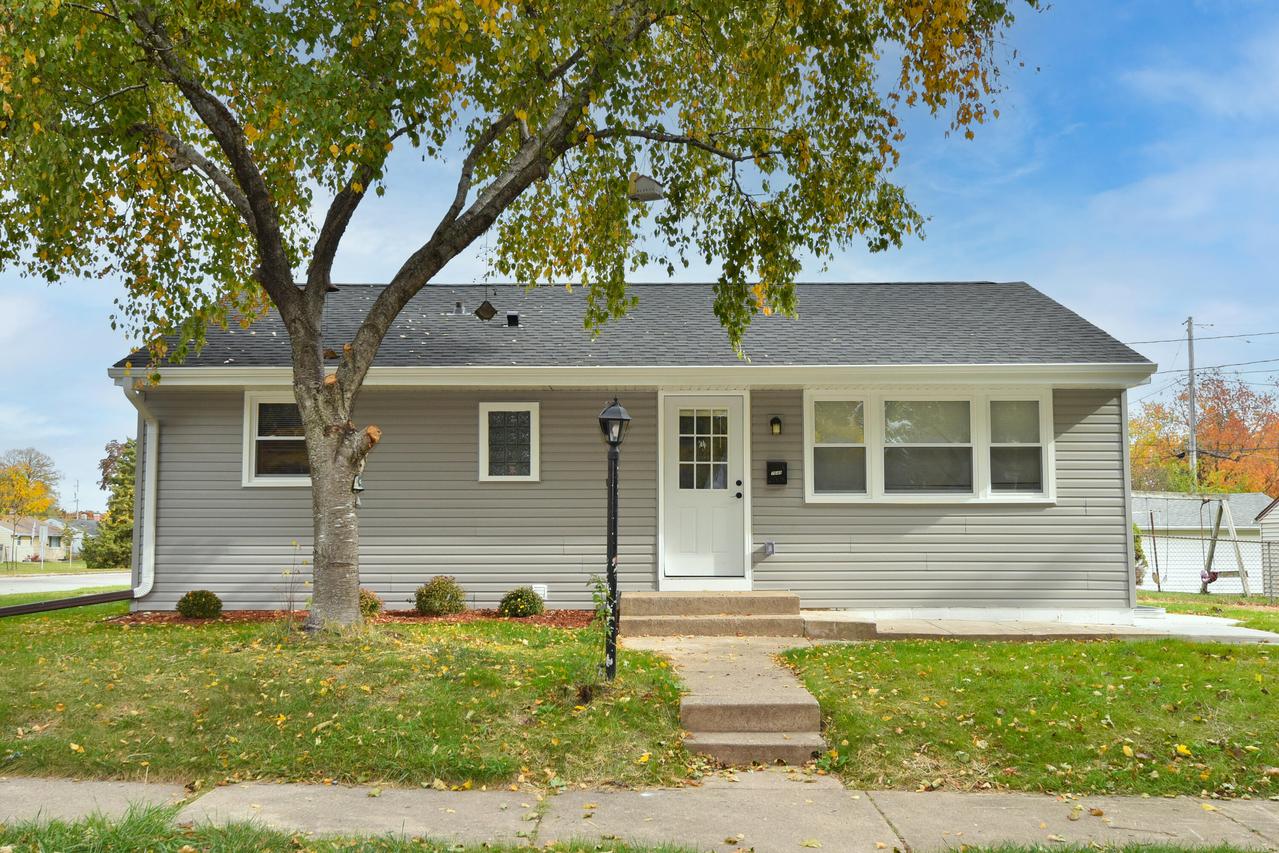 7040 W Tallmadge Pl, Milwaukee, WI 53218